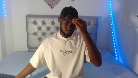 Andrew  online show from November 2025 07:01:02 PM