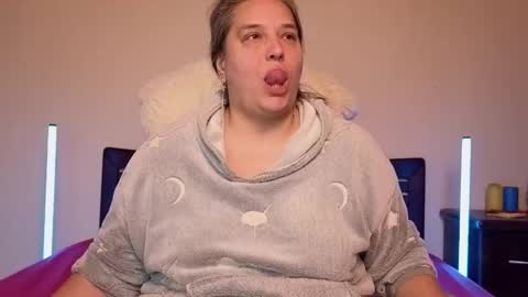 Love online show from November 2025 03:28:02 PM