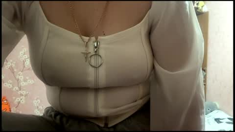 Snapshot of beautifultips chatting on April 2026 07:07:02 PM Mia online show from April 2026 07:07:02 PM