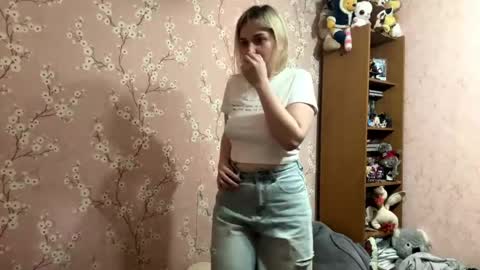 Snapshot of beautifultips chatting on April 2026 04:04:02 PM Mia online show from April 2026 04:04:02 PM