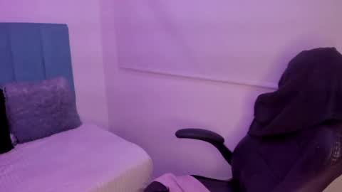 Bella online show from September 2025 04:00:02 PM