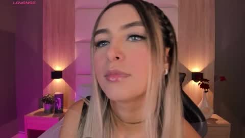 Snapshot of bella1207 chatting on October 2025 07:29:02 PM Bella cam online show from October 2025 07:29:02 PM