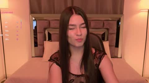 Snapshot of bella_clark2 chatting on December 2025 04:08:01 AM Bella online show from December 2025 04:08:01 AM