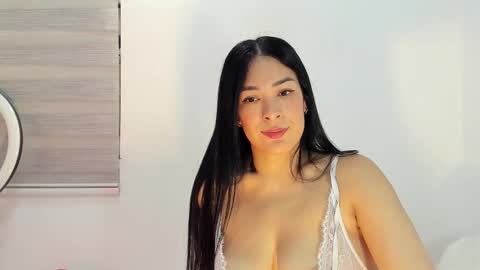 Snapshot of bella_hadid1_ chatting on December 2025 10:07:01 PM Laura online show from December 2025 10:07:01 PM