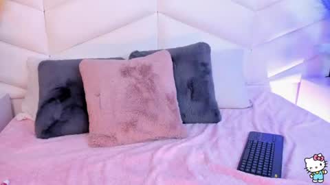 Snapshot of bella_peach_ chatting on June 2026 04:32:02 AM bella_peach_ online show from June 2026 04:32:02 AM