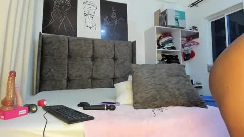 Snapshot of bella_thequeen chatting on February 2026 11:28:02 PM Bella sweetpea online show from February 2026 11:28:02 PM