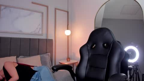 Snapshot of bella_walker_ chatting on March 2026 08:37:02 PM BELLA online show from March 2026 08:37:02 PM