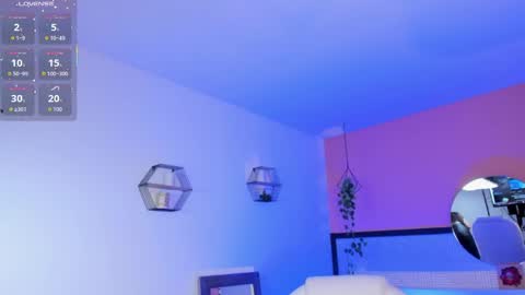 Snapshot of bella_walker_ chatting on April 2026 08:17:01 PM BELLA online show from April 2026 08:17:01 PM