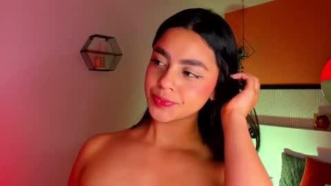 Snapshot of bella_walker_ chatting on April 2026 06:44:02 PM BELLA online show from April 2026 06:44:02 PM