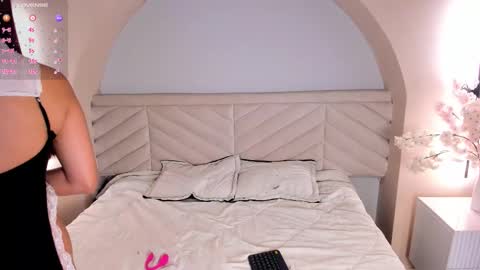 Snapshot of bella_williiams_ chatting on February 2026 12:03:01 PM Bella online show from February 2026 12:03:01 PM