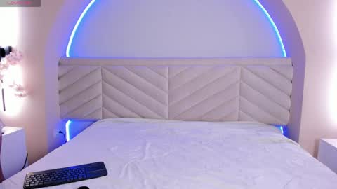 Snapshot of bella_williiams_ chatting on March 2026 12:05:02 PM Bella online show from March 2026 12:05:02 PM