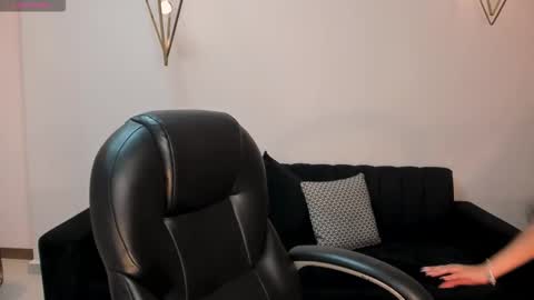 Snapshot of bellacarteer_ chatting on November 2025 12:05:02 PM Bella C online show from November 2025 12:05:02 PM