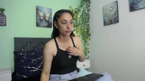 Bella online show from October 2025 03:07:01 PM