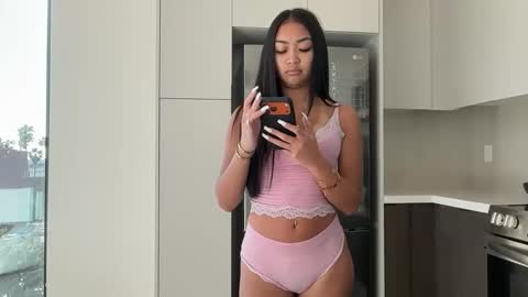 Snapshot of bellamillerx chatting on April 2026 12:19:01 AM Bella online show from April 2026 12:19:01 AM