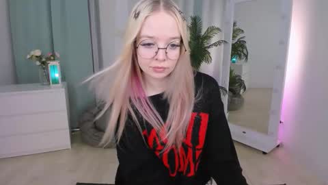 Snapshot of bellamontgomery chatting on March 2026 12:56:02 PM Bella online show from March 2026 12:56:02 PM