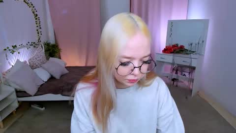 Snapshot of bellamontgomery chatting on March 2026 12:22:01 PM Bella online show from March 2026 12:22:01 PM