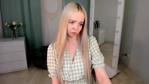 Snapshot of bellamontgomery chatting on April 2026 04:22:01 PM Bella online show from April 2026 04:22:01 PM