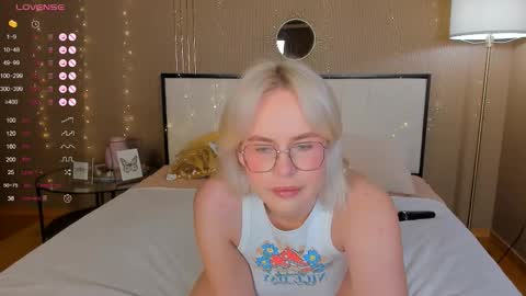 Snapshot of bellatip chatting on November 2025 12:46:02 AM Bella online show from November 2025 12:46:02 AM