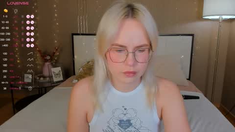 Snapshot of bellatip chatting on November 2025 12:52:02 AM Bella online show from November 2025 12:52:02 AM