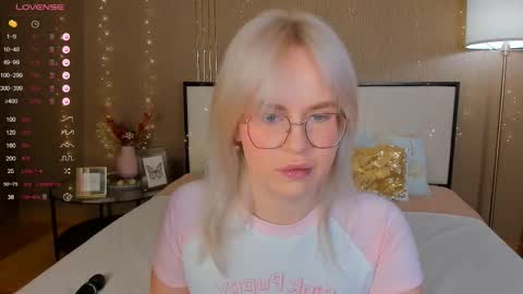 Snapshot of bellatip chatting on November 2025 12:57:01 AM Bella online show from November 2025 12:57:01 AM