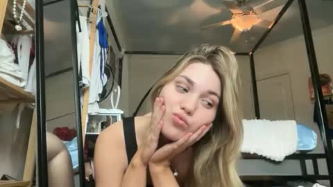 Snapshot of bellaxrxx chatting on April 2026 07:09:02 PM Bella 3 online show from April 2026 07:09:02 PM