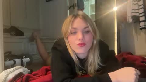 Snapshot of bellaxrxx chatting on April 2026 04:59:02 AM Bella 3 online show from April 2026 04:59:02 AM