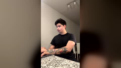 Snapshot of benisback11b chatting on April 2026 04:04:01 AM benisback11b online show from April 2026 04:04:01 AM