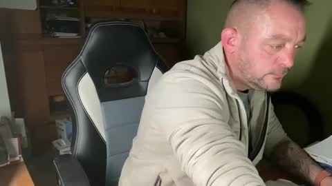 Snapshot of benochau chatting on March 2026 11:04:01 PM benochau online show from March 2026 11:04:01 PM