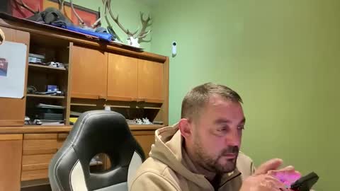 Snapshot of benochau chatting on April 2026 09:01:02 PM benochau online show from April 2026 09:01:02 PM