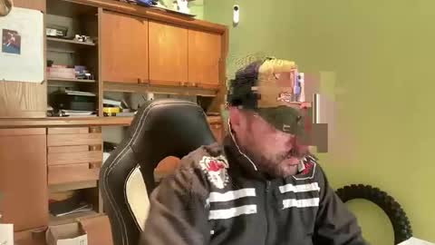 Snapshot of benochau chatting on April 2026 10:19:02 AM benochau online show from April 2026 10:19:02 AM