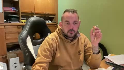 Snapshot of benochau chatting on April 2026 04:46:02 AM benochau online show from April 2026 04:46:02 AM