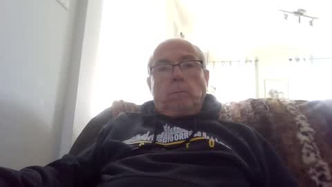 Snapshot of bernard1102 chatting on October 2025 05:00:01 PM bernard1102 online show from October 2025 05:00:01 PM