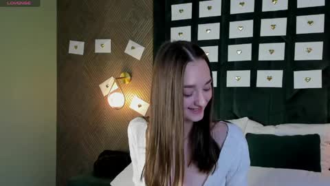 Snapshot of betty_watts chatting on June 2026 01:43:02 AM Kelly online show from June 2026 01:43:02 AM
