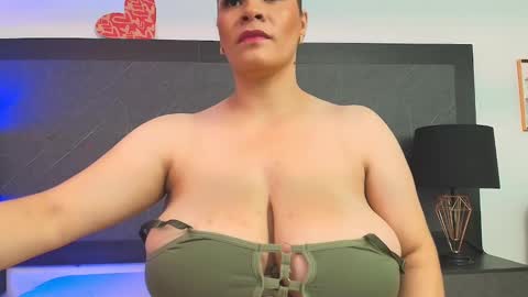 Snapshot of big_tits_in_your_face chatting on December 2024 08:18:01 PM Tell me Sophia  online show from December 2024 08:18:01 PM