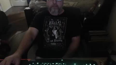 Snapshot of bighugmugg chatting on May 2026 11:17:01 AM bighugmugg online show from May 2026 11:17:01 AM