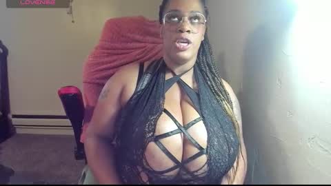 Snapshot of bigthickgirl35 chatting on February 2026 11:33:01 PM Mahogany online show from February 2026 11:33:01 PM