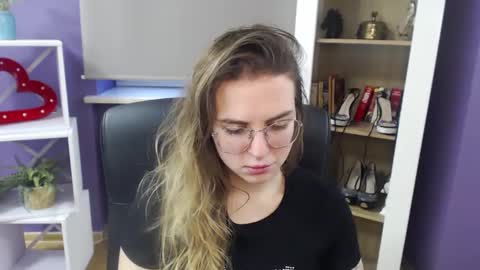 Snapshot of blackrosezoey chatting on January 2025 08:43:02 AM Z O E Y online show from January 2025 08:43:02 AM