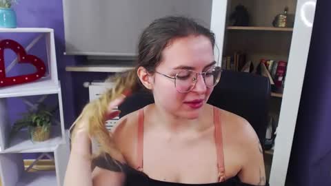 Snapshot of blackrosezoey chatting on January 2025 05:43:01 AM Z O E Y online show from January 2025 05:43:01 AM