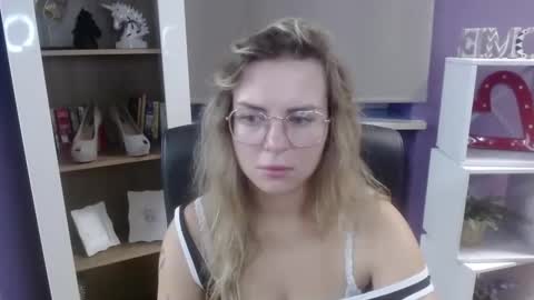 Snapshot of blackrosezoey chatting on September 2025 04:23:01 AM Z O E Y online show from September 2025 04:23:01 AM