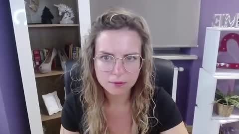 Snapshot of blackrosezoey chatting on September 2025 04:25:02 AM Z O E Y online show from September 2025 04:25:02 AM