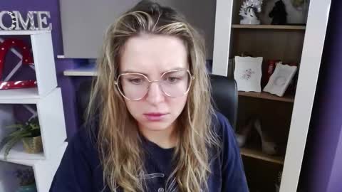 Snapshot of blackrosezoey chatting on November 2025 06:19:01 AM Z O E Y online show from November 2025 06:19:01 AM