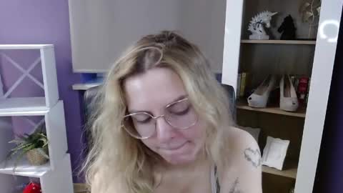 Z O E Y online show from April 2026 04:26:01 AM