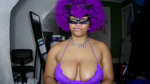 Snapshot of blacksirenqueen chatting on December 2024 04:14:02 AM Queen Siren online show from December 2024 04:14:02 AM