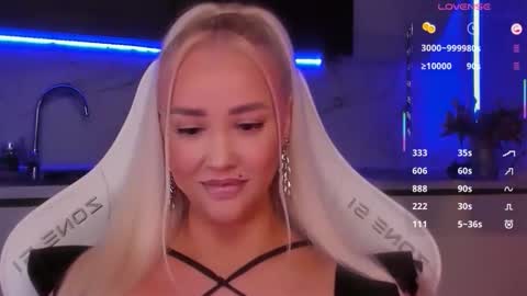 Snapshot of blond_diamond chatting on April 2026 05:30:01 AM Lana online show from April 2026 05:30:01 AM