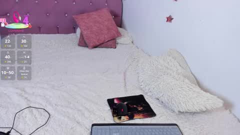 Snapshot of blonde__cute chatting on December 2025 01:57:02 AM Esperancita and Karina online show from December 2025 01:57:02 AM