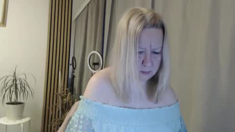 Snapshot of blonde_angel20 chatting on February 2026 05:34:02 AM Nicole online show from February 2026 05:34:02 AM