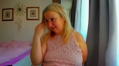 Snapshot of blonde_angel20 chatting on March 2026 05:22:01 AM Nicole online show from March 2026 05:22:01 AM