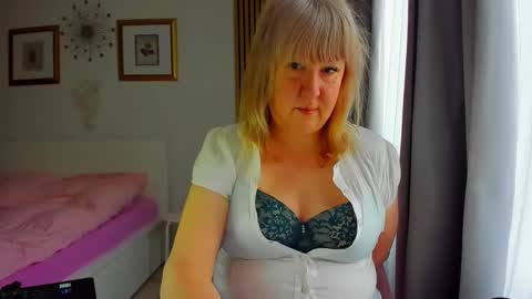 Snapshot of blonde_angel20 chatting on May 2026 03:22:01 AM Nicole online show from May 2026 03:22:01 AM