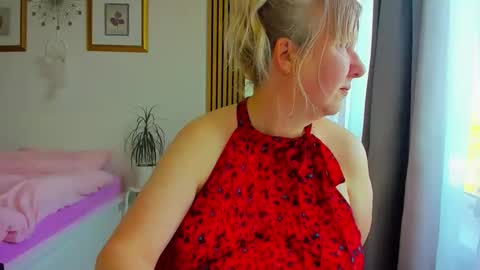 Snapshot of blonde_angel20 chatting on May 2026 03:52:01 PM Nicole online show from May 2026 03:52:01 PM
