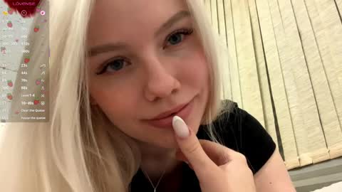 Snapshot of blonde_aria chatting on April 2026 11:14:01 PM Aria online show from April 2026 11:14:01 PM